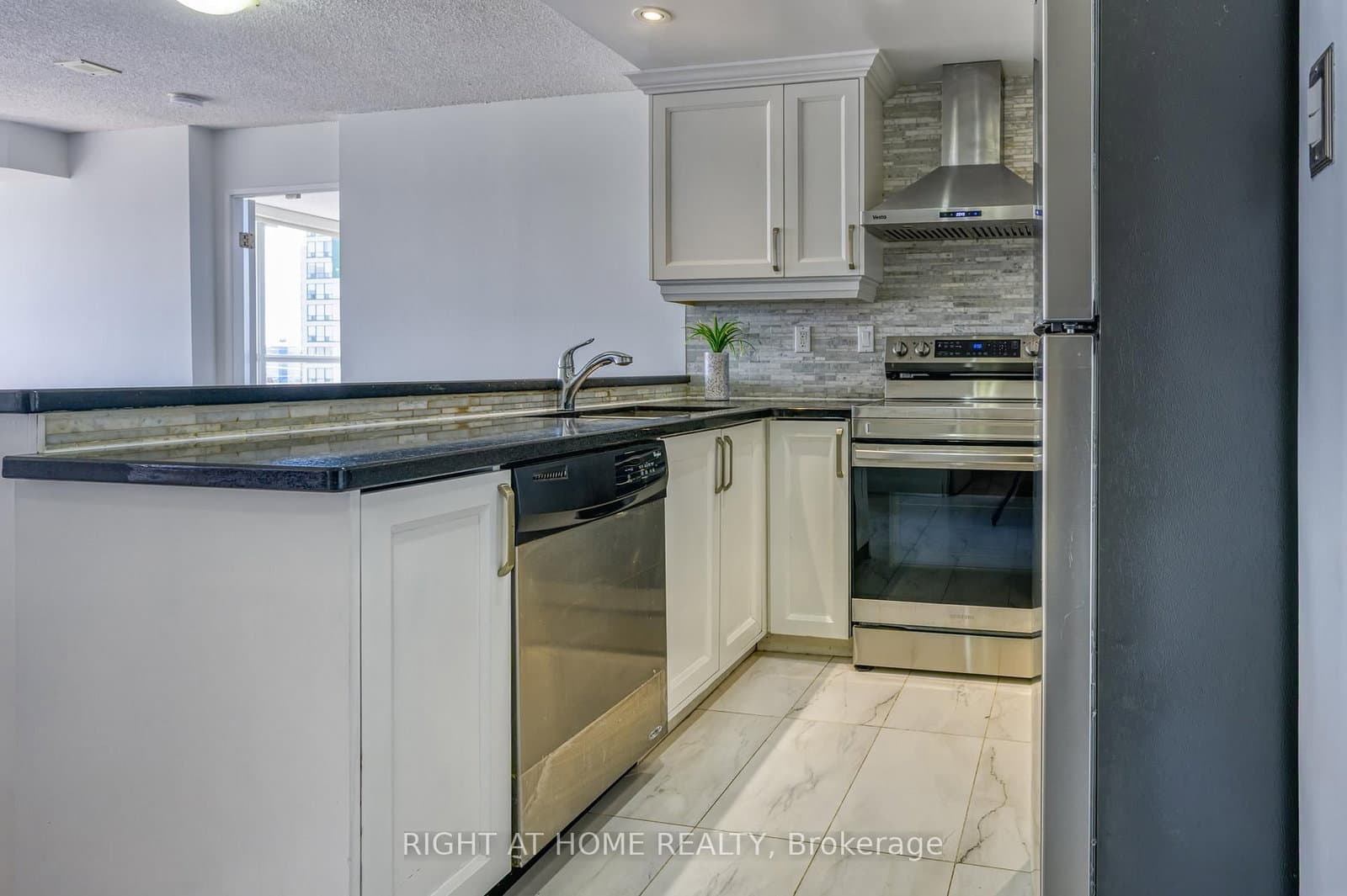 50 Kingsbridge Garden Circle, Unit 1408 thumbnail 9