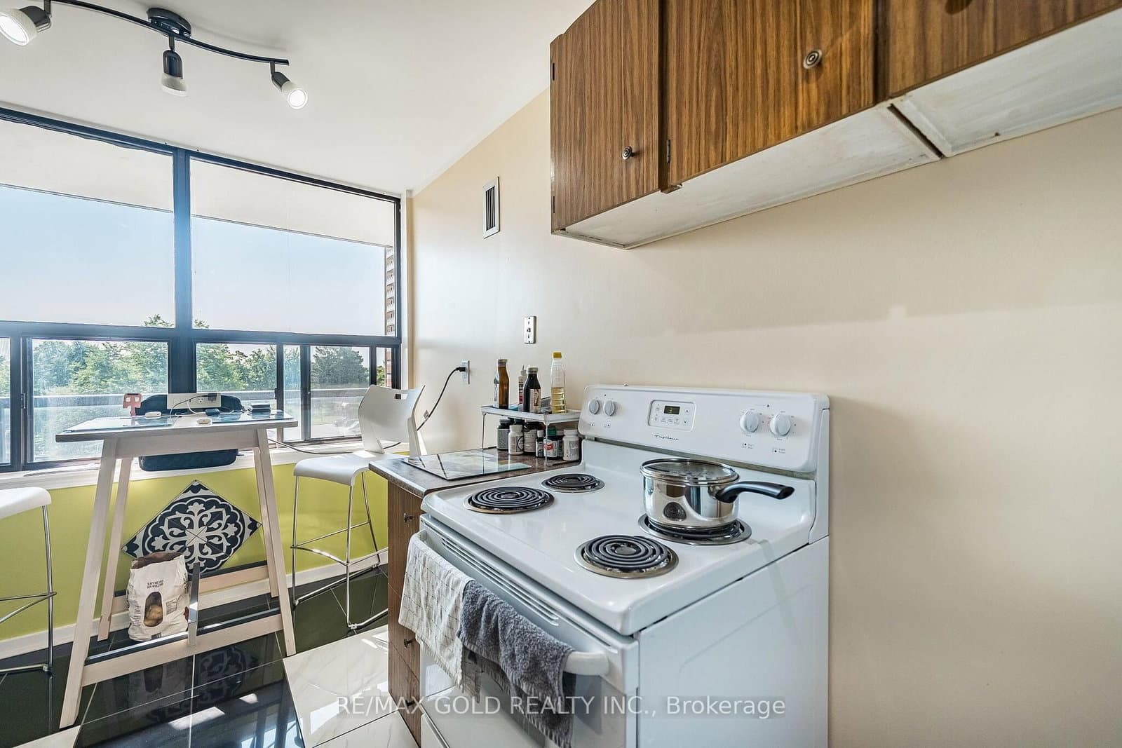 21 Knightsbridge Road, Unit 407 thumbnail 30