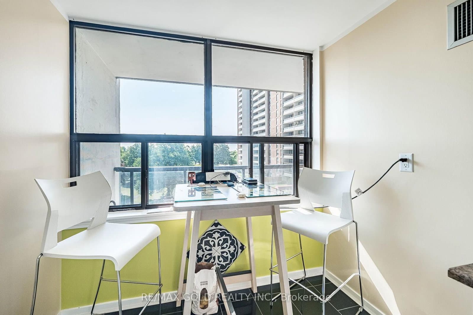21 Knightsbridge Road, Unit 407 thumbnail 32