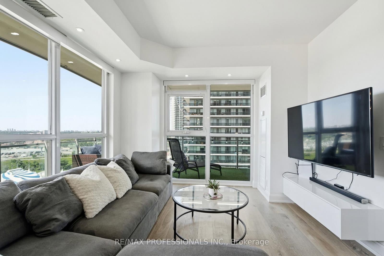 33 Shore Breeze Drive, Unit 1904 thumbnail 14