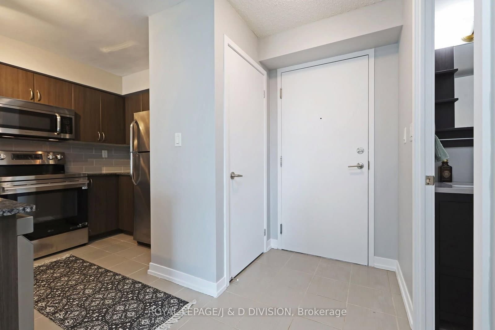 816 Lansdowne Avenue, Unit 511 thumbnail 2