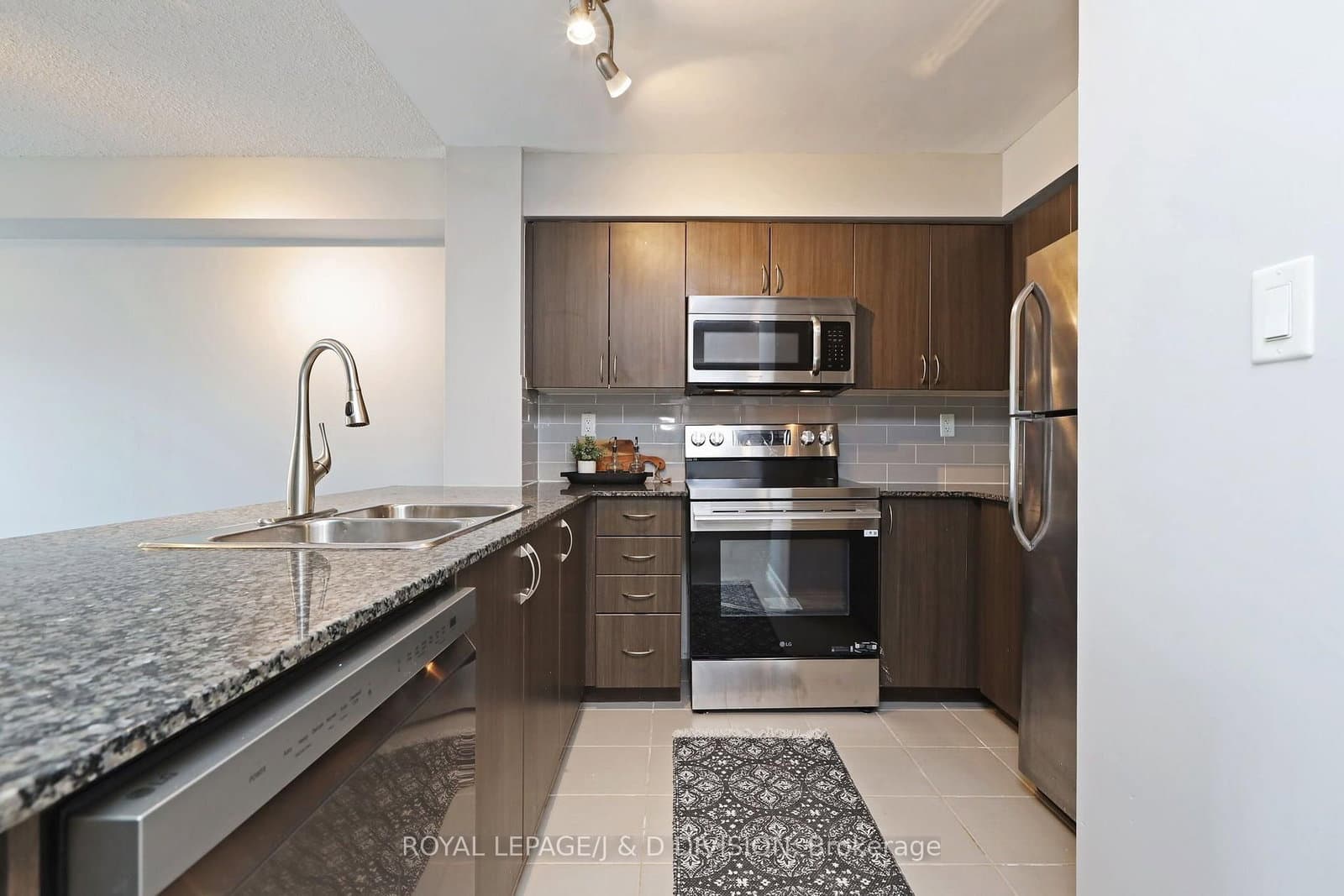 816 Lansdowne Avenue, Unit 511 thumbnail 5