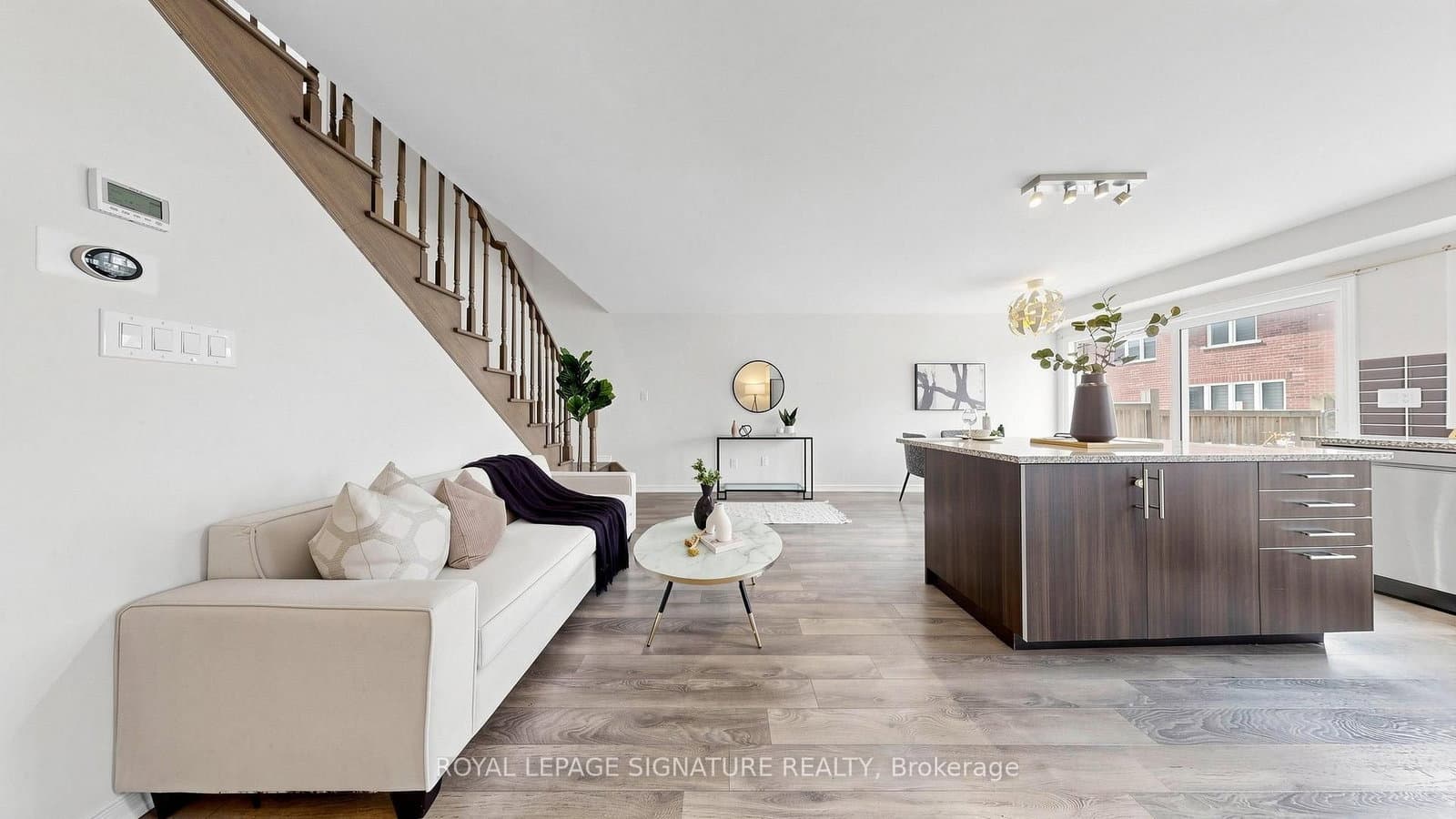 492 Queen Mary Drive thumbnail 11