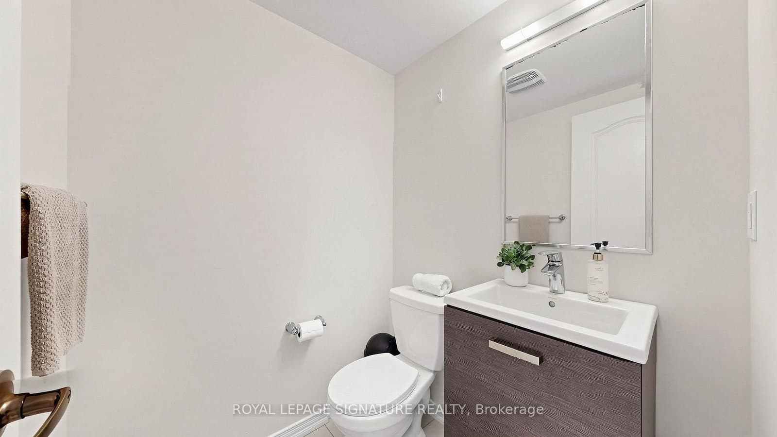 492 Queen Mary Drive thumbnail 7