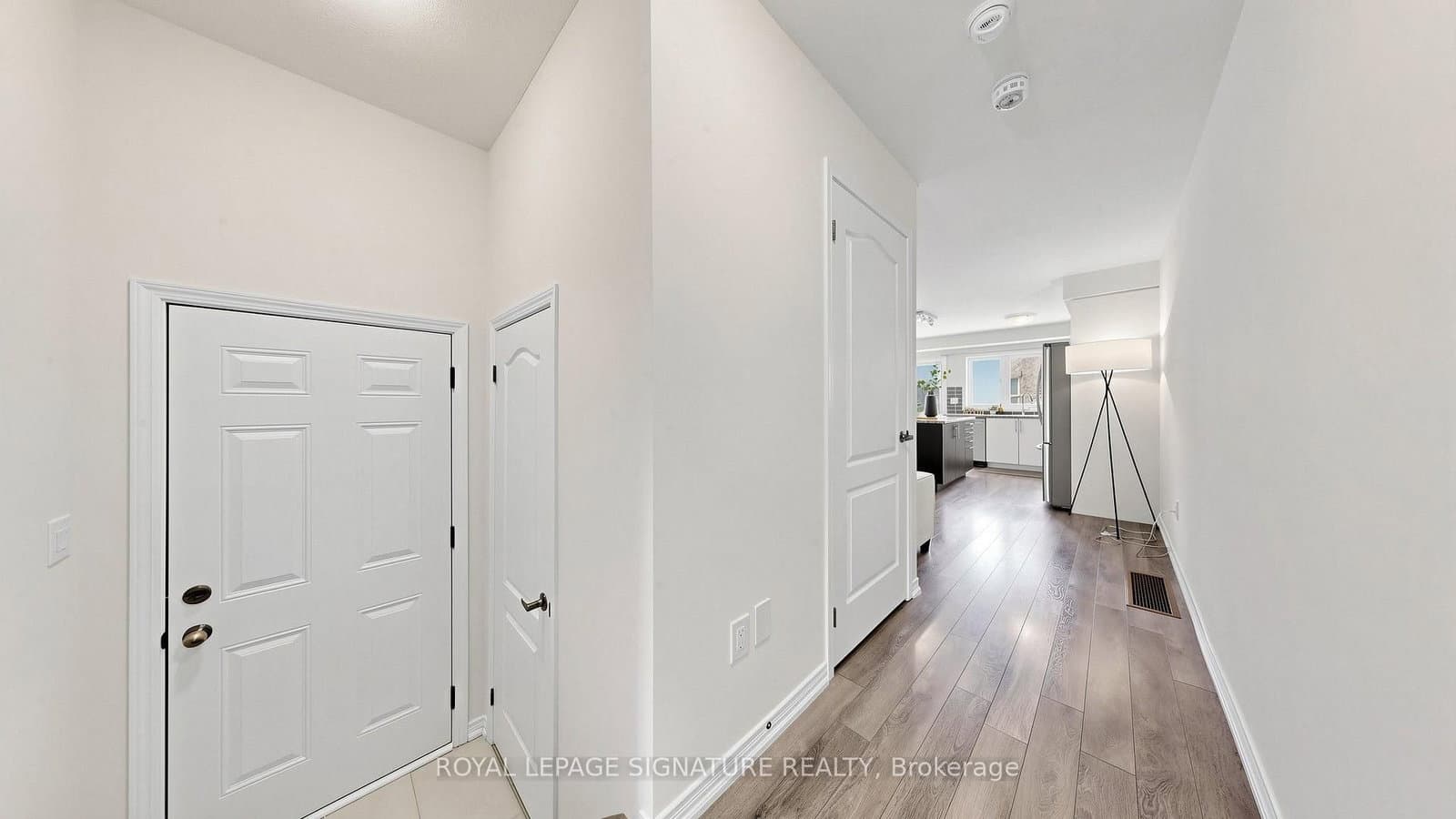 492 Queen Mary Drive thumbnail 9