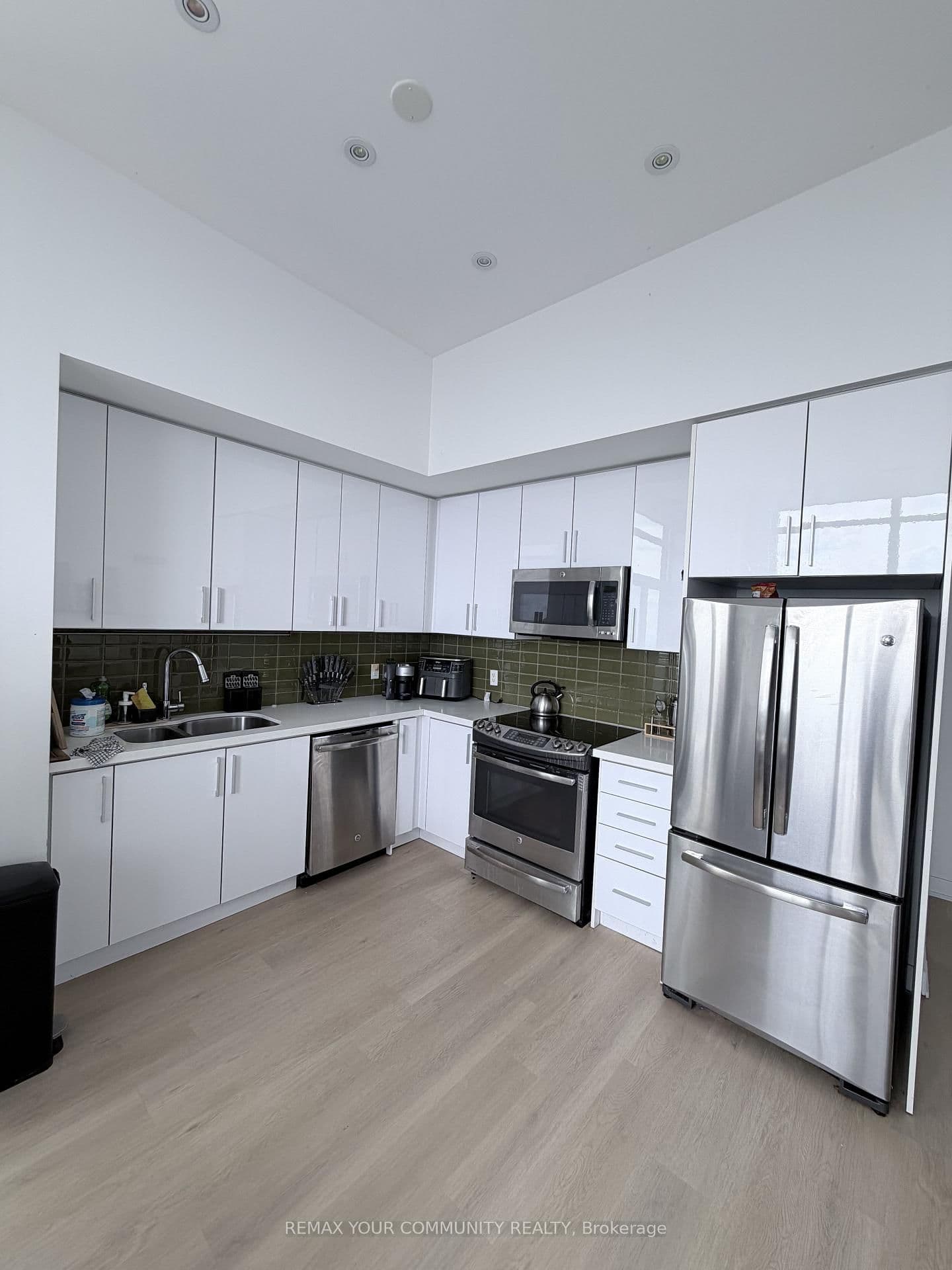 2220 Lakeshore Boulevard, Unit PH2 thumbnail 3