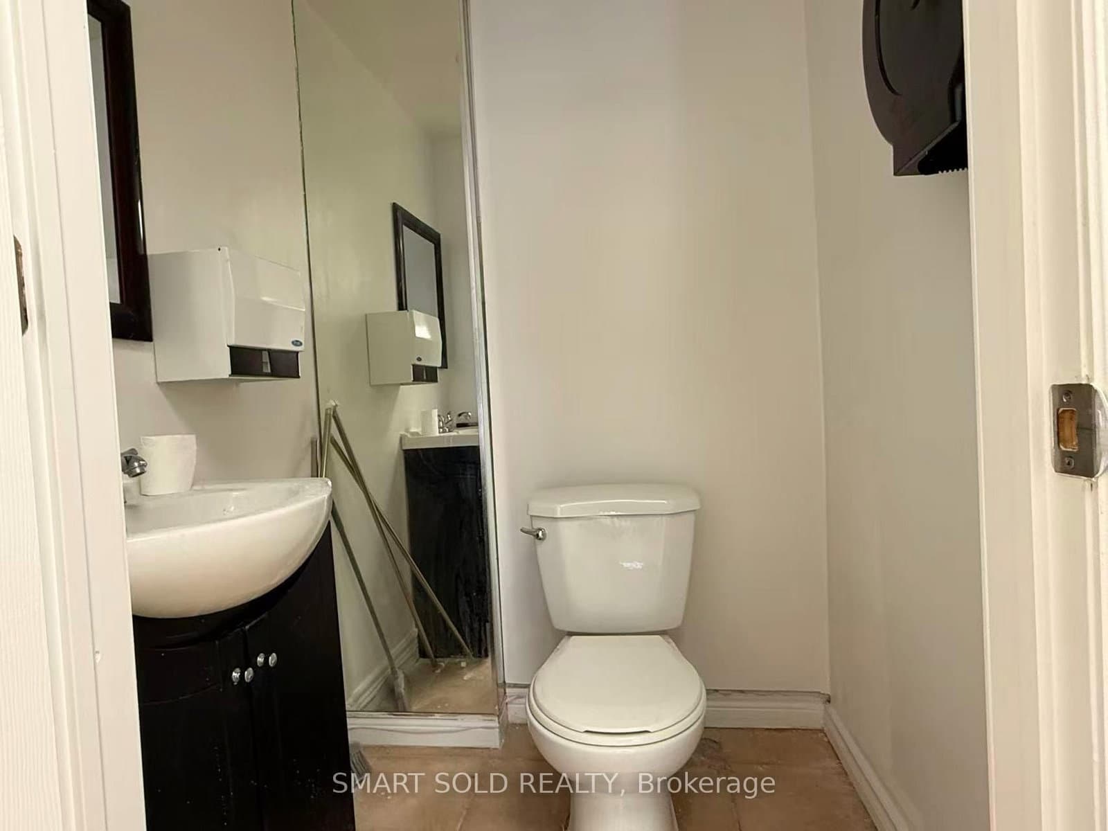 1590 Eglinton Avenue W, Unit Main Flr + Bsmt thumbnail 6