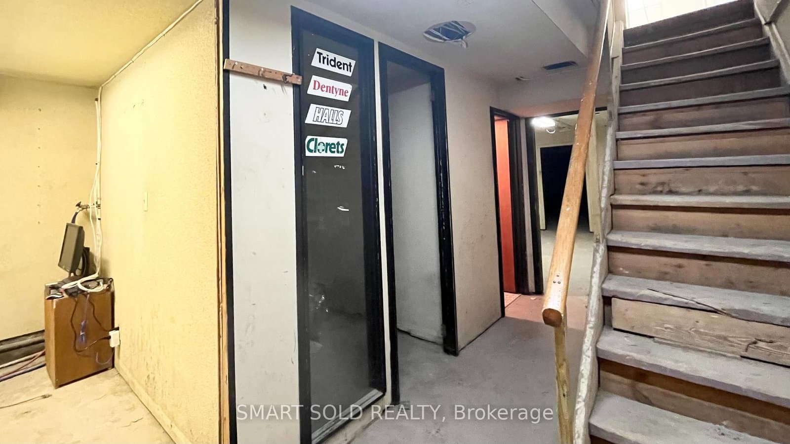 1590 Eglinton Avenue W, Unit Main Flr + Bsmt thumbnail 7
