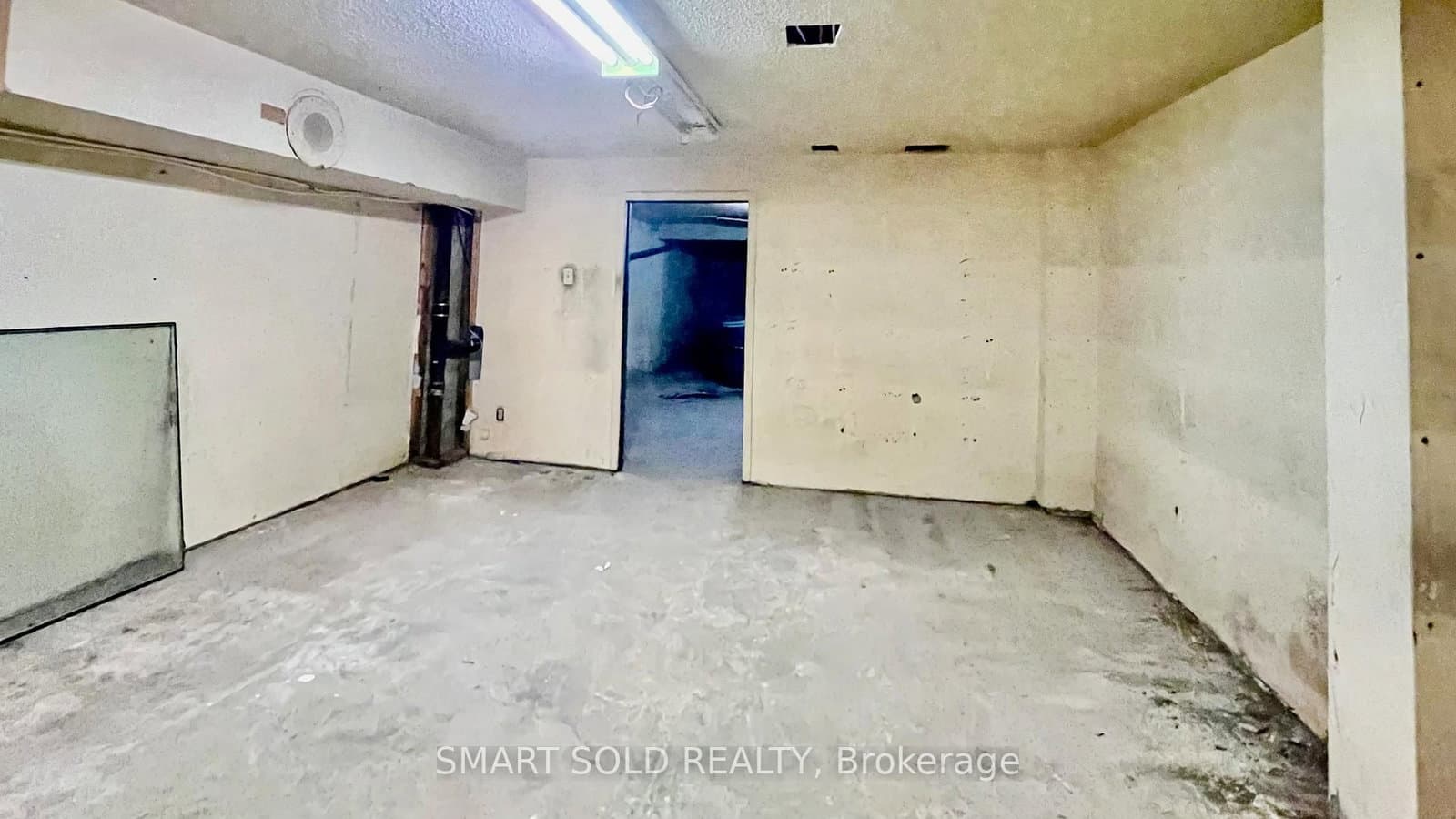 1590 Eglinton Avenue W, Unit Main Flr + Bsmt thumbnail 8