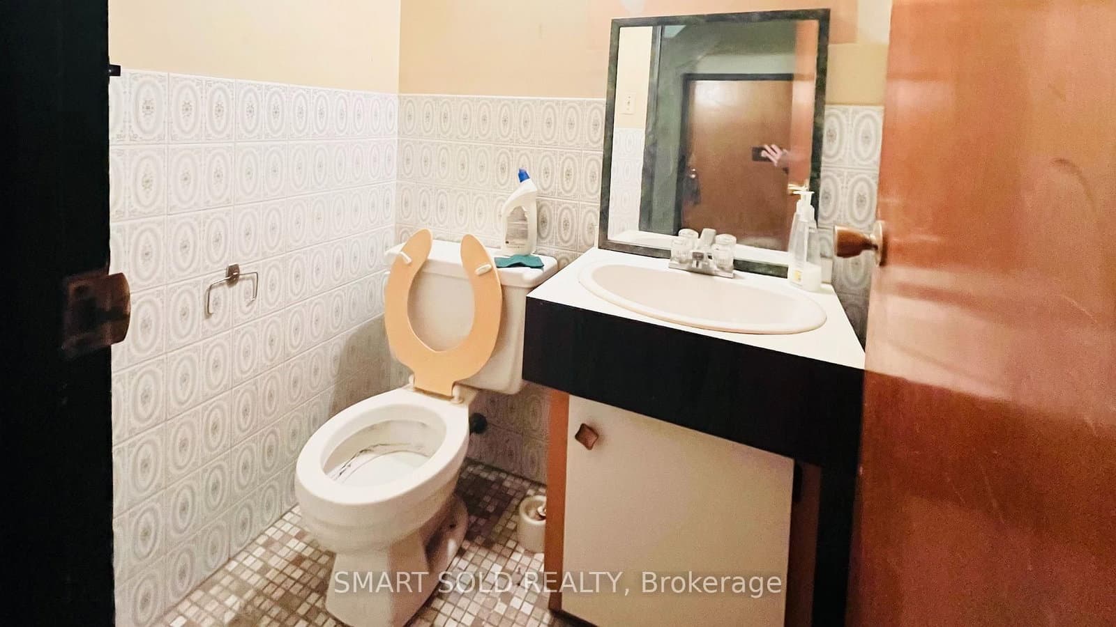 1590 Eglinton Avenue W, Unit Main Flr + Bsmt thumbnail 9