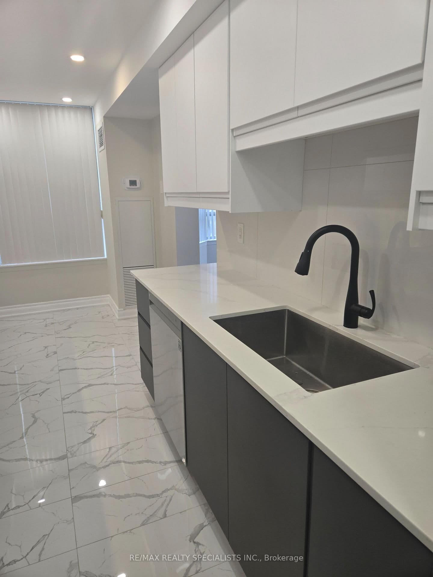 135 Hillcrest Avenue, Unit 1204(Partially Furnished) thumbnail 3