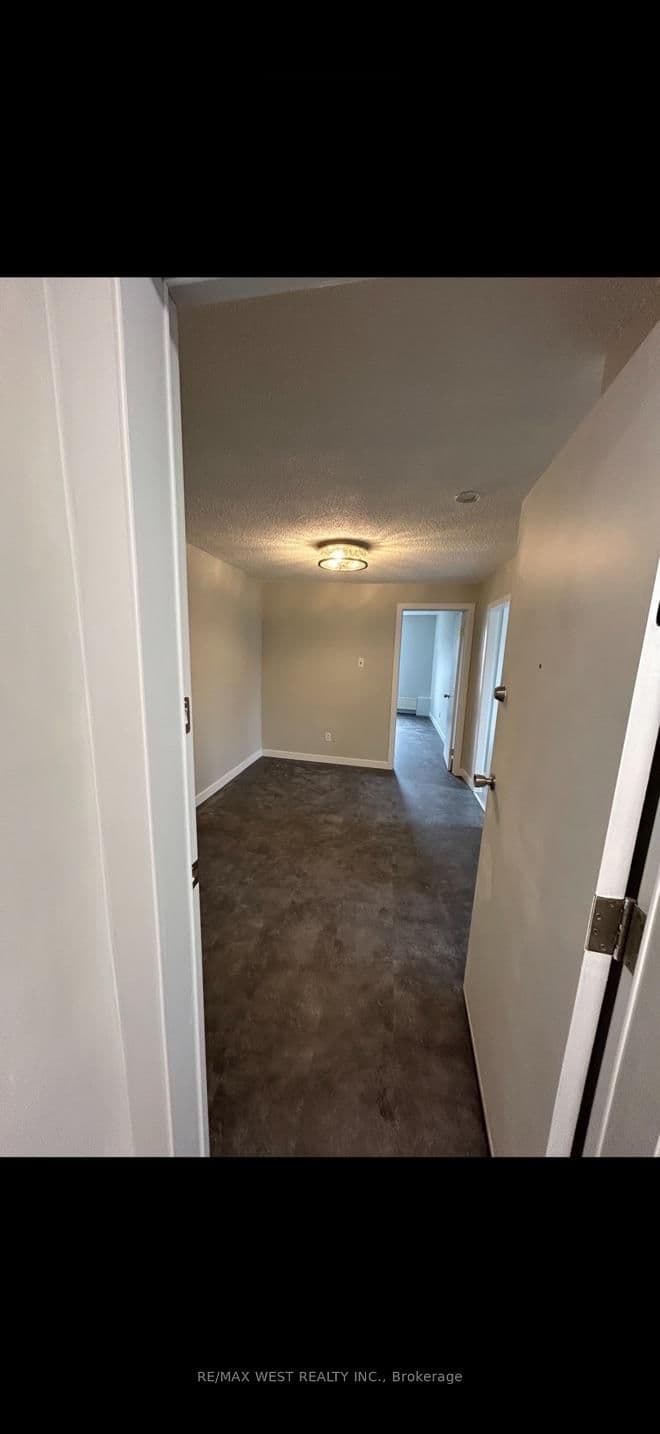 88 Uxbridge Avenue, Unit A thumbnail 3