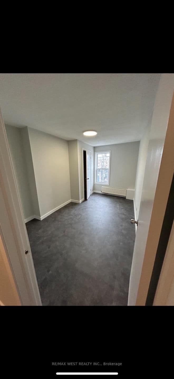 88 Uxbridge Avenue, Unit A thumbnail 4