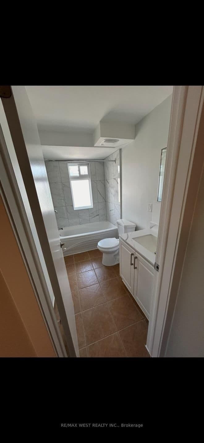 88 Uxbridge Avenue, Unit A thumbnail 8
