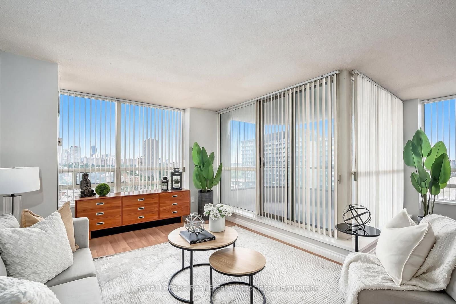 75 King Street E, Unit 1611 thumbnail 10