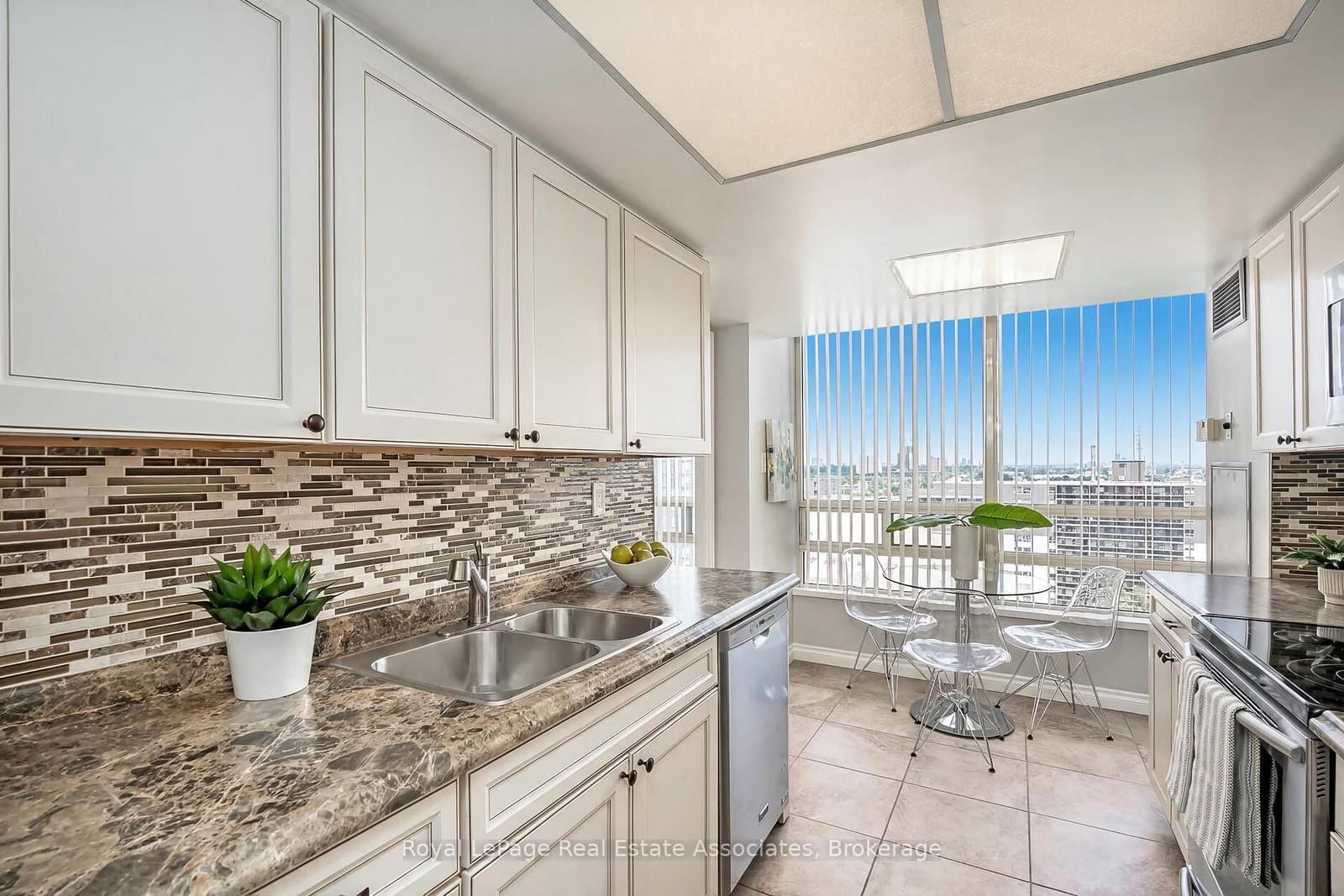 75 King Street E, Unit 1611 thumbnail 21