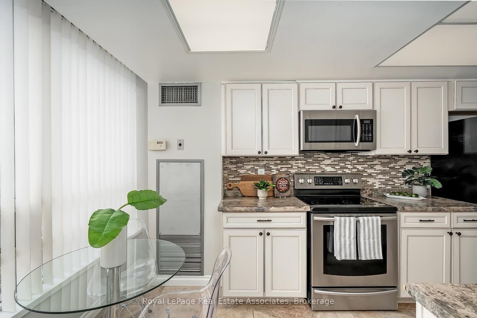 75 King Street E, Unit 1611 thumbnail 22