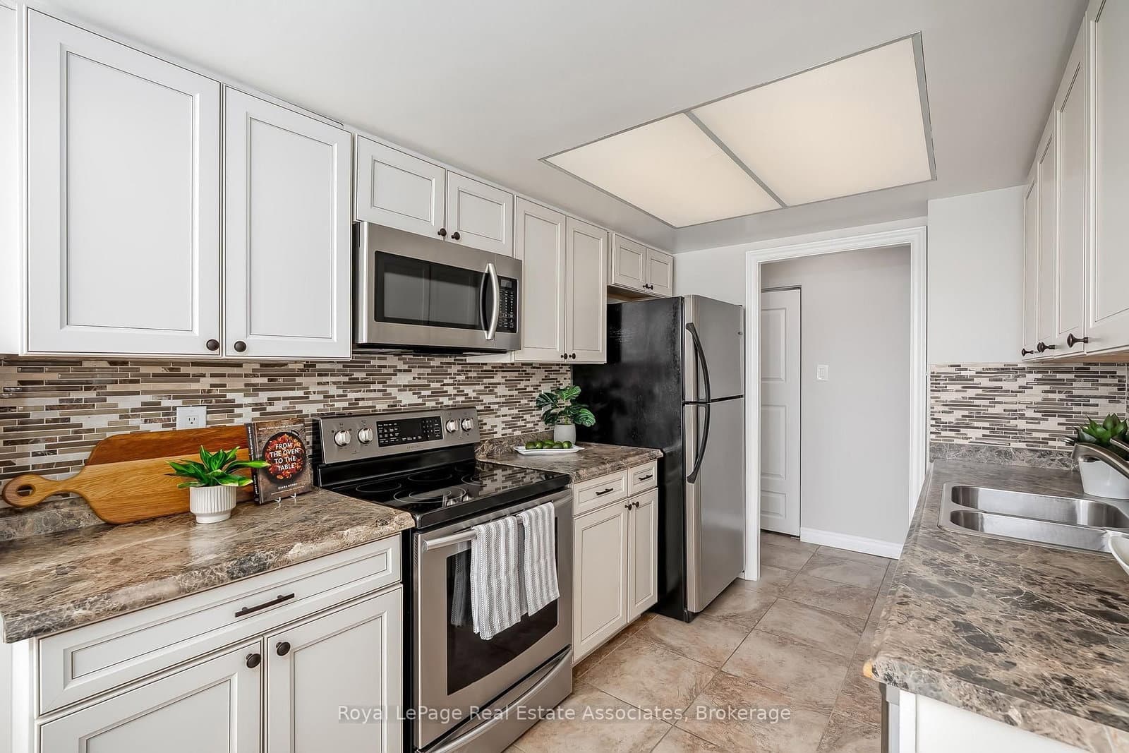 75 King Street E, Unit 1611 thumbnail 23
