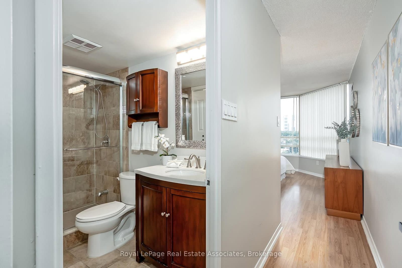 75 King Street E, Unit 1611 thumbnail 24
