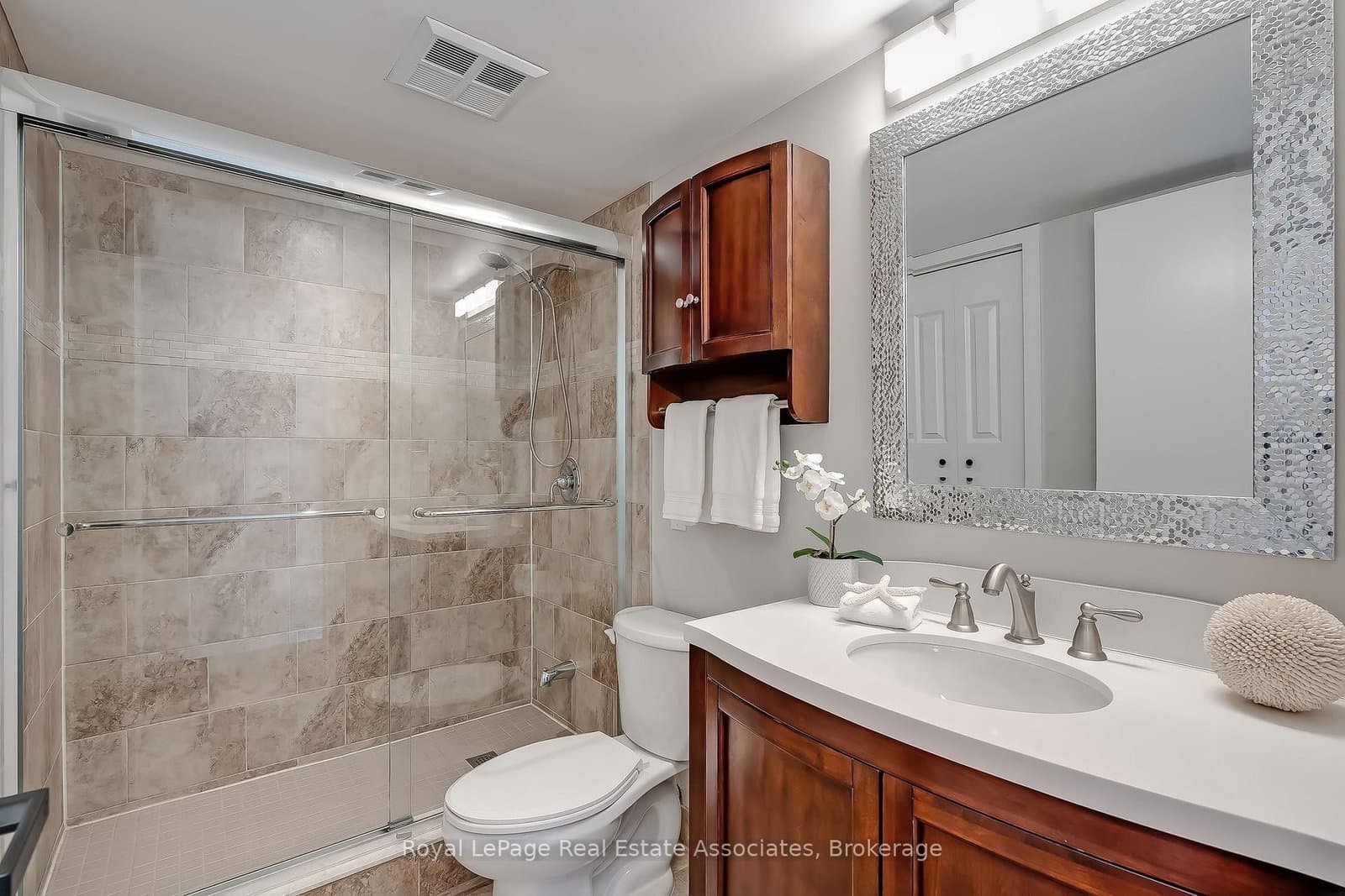 75 King Street E, Unit 1611 thumbnail 25