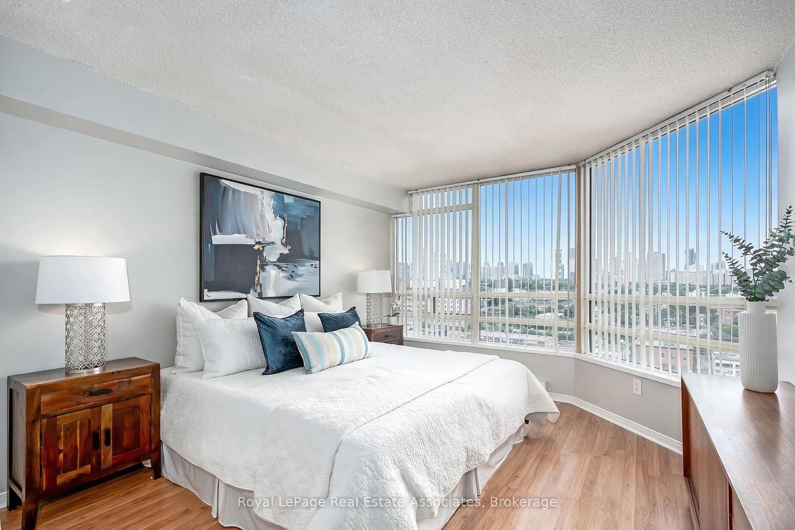 75 King Street E, Unit 1611 thumbnail 26