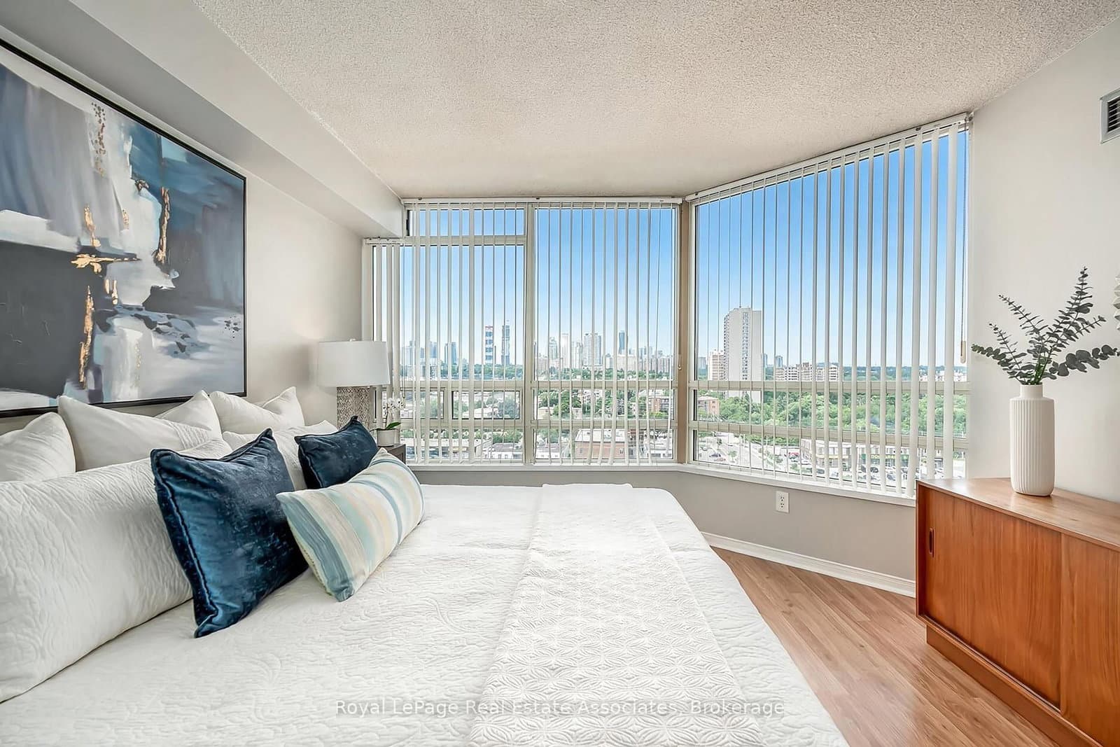 75 King Street E, Unit 1611 thumbnail 27