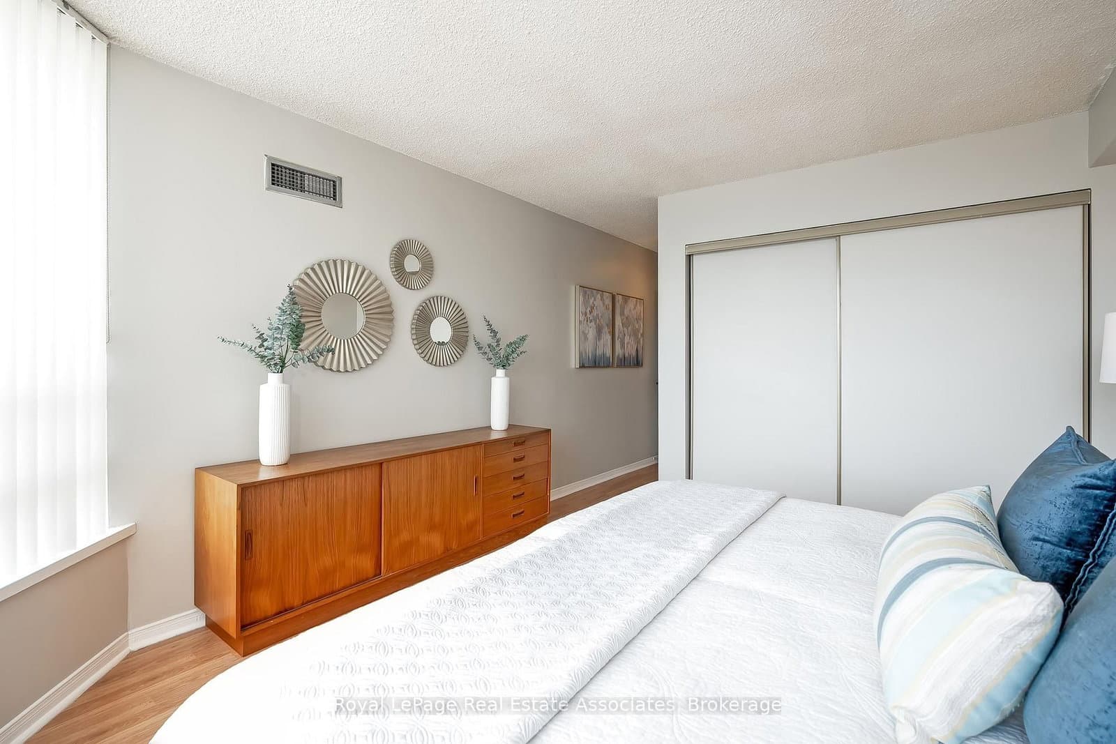 75 King Street E, Unit 1611 thumbnail 28