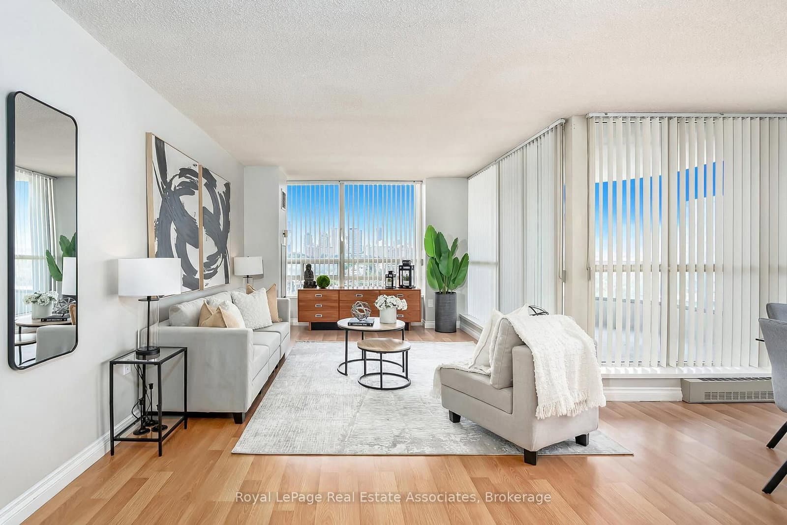 75 King Street E, Unit 1611 thumbnail 7