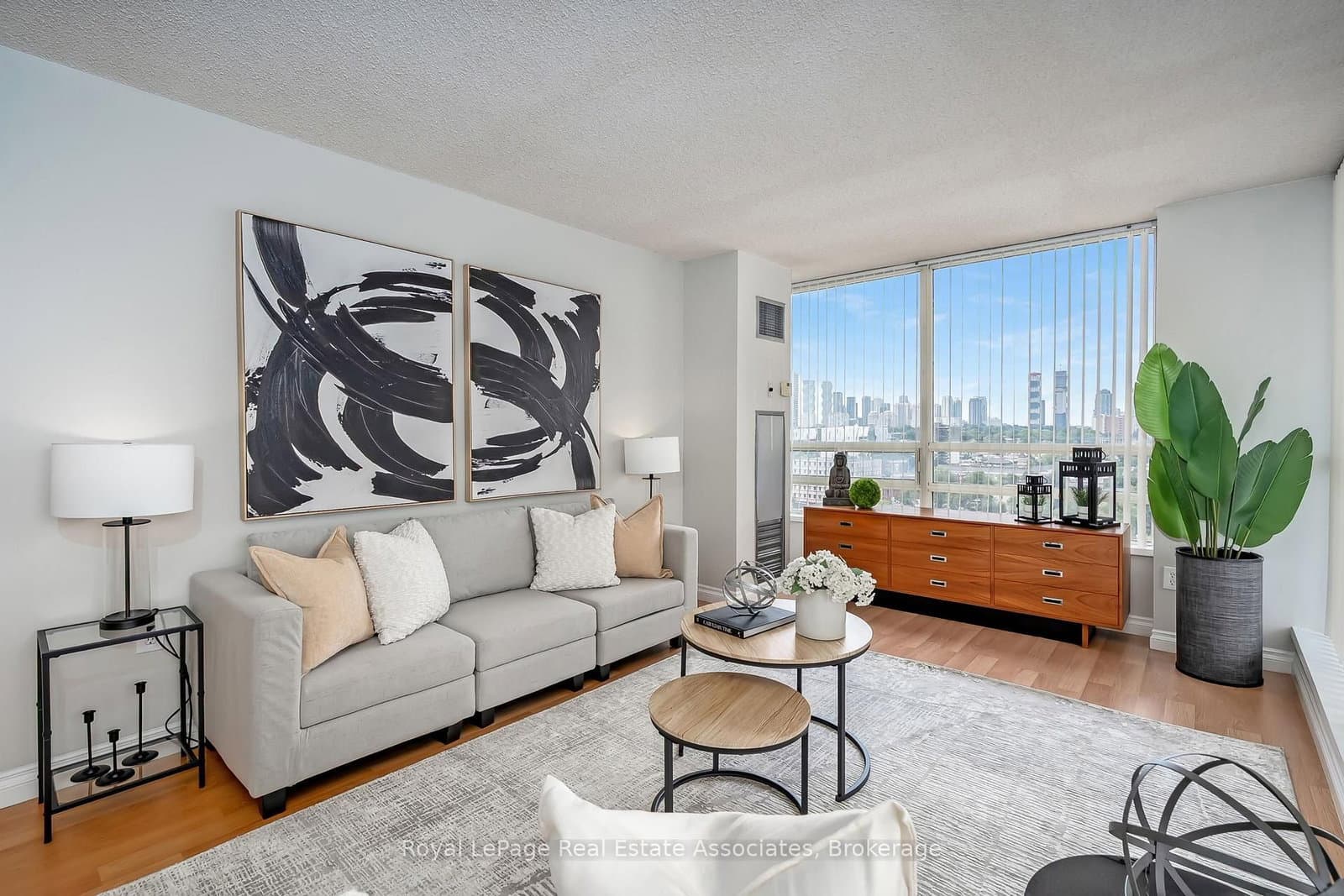 75 King Street E, Unit 1611 thumbnail 8