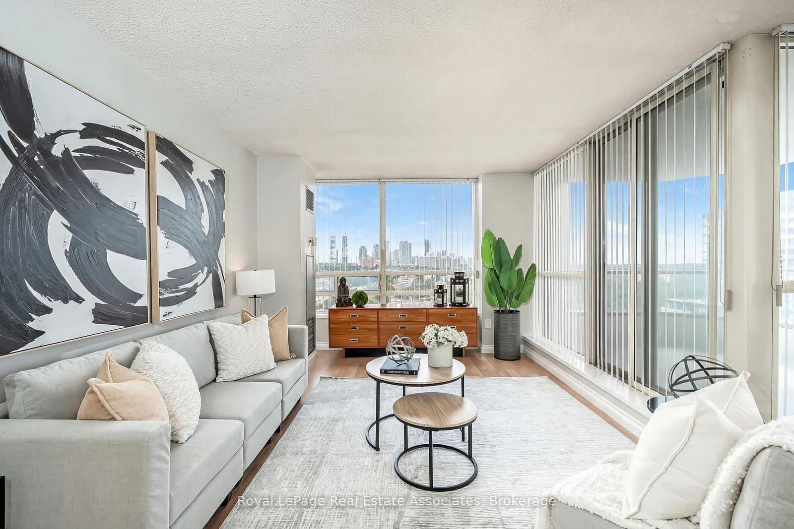 75 King Street E, Unit 1611 thumbnail 9