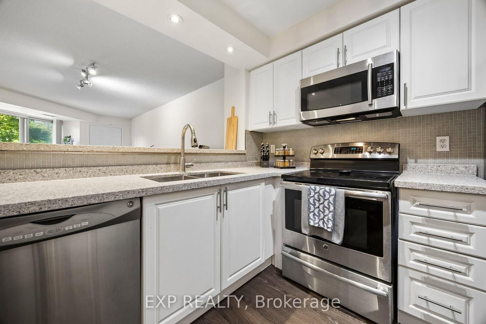190 Manitoba Street, Unit 311 thumbnail 10