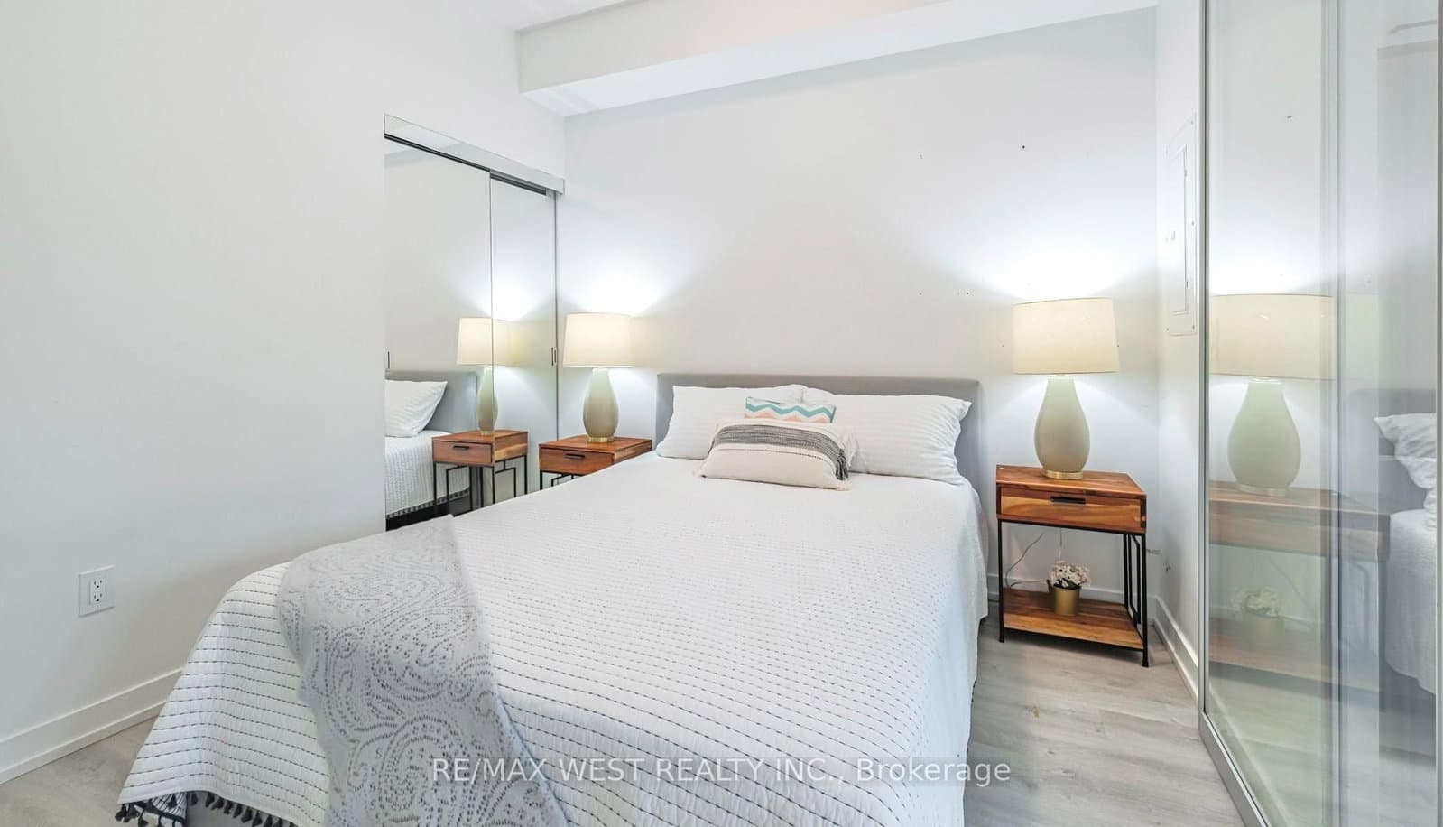 2300 St Clair Avenue W, Unit 211 thumbnail 4