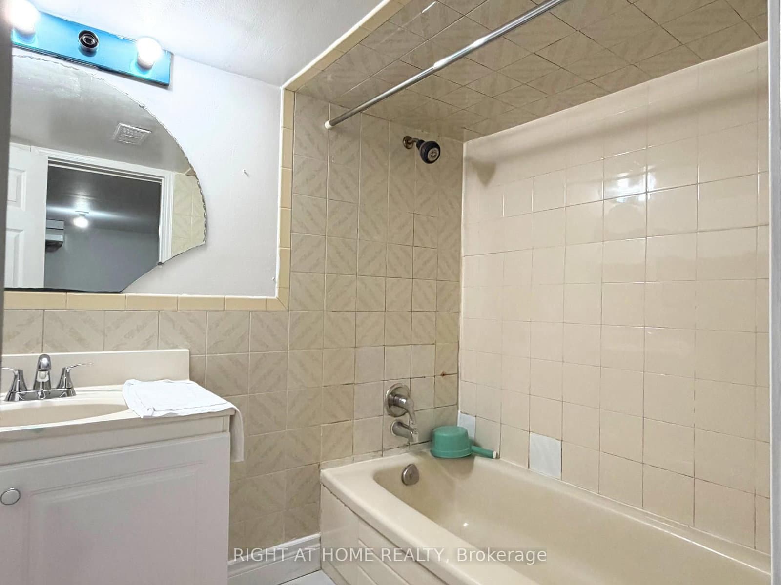 785 Lansdowne Avenue thumbnail 17