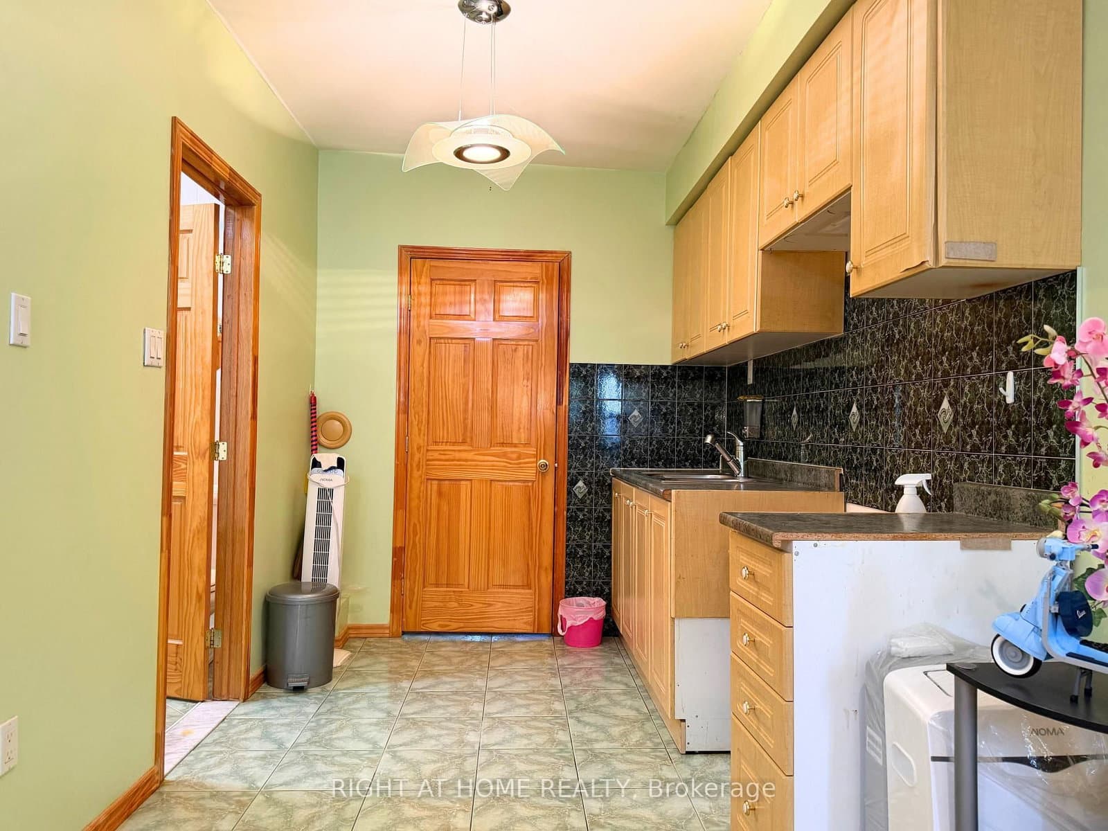 785 Lansdowne Avenue thumbnail 19