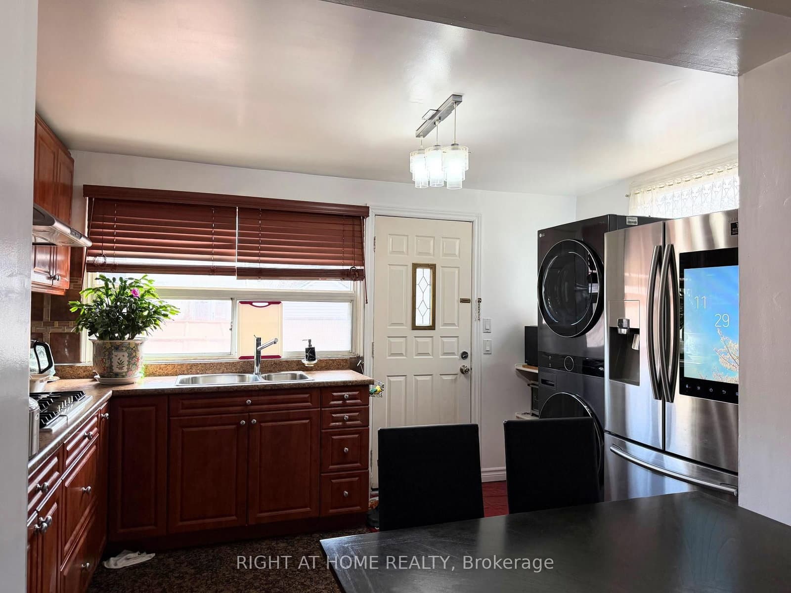 785 Lansdowne Avenue thumbnail 9