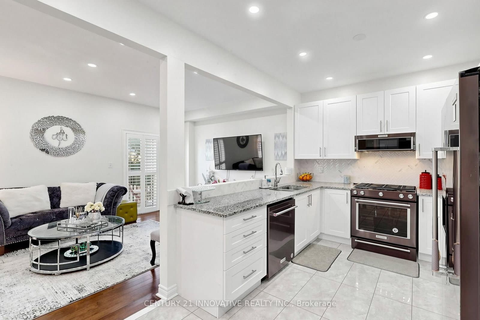 446 Bessborough Drive thumbnail 9