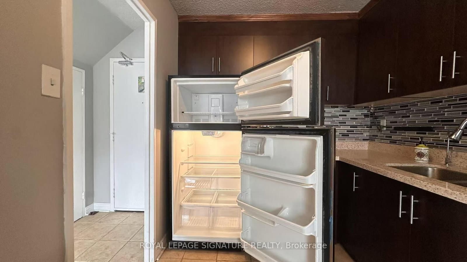 2121 Roche Court, Unit 109 thumbnail 4