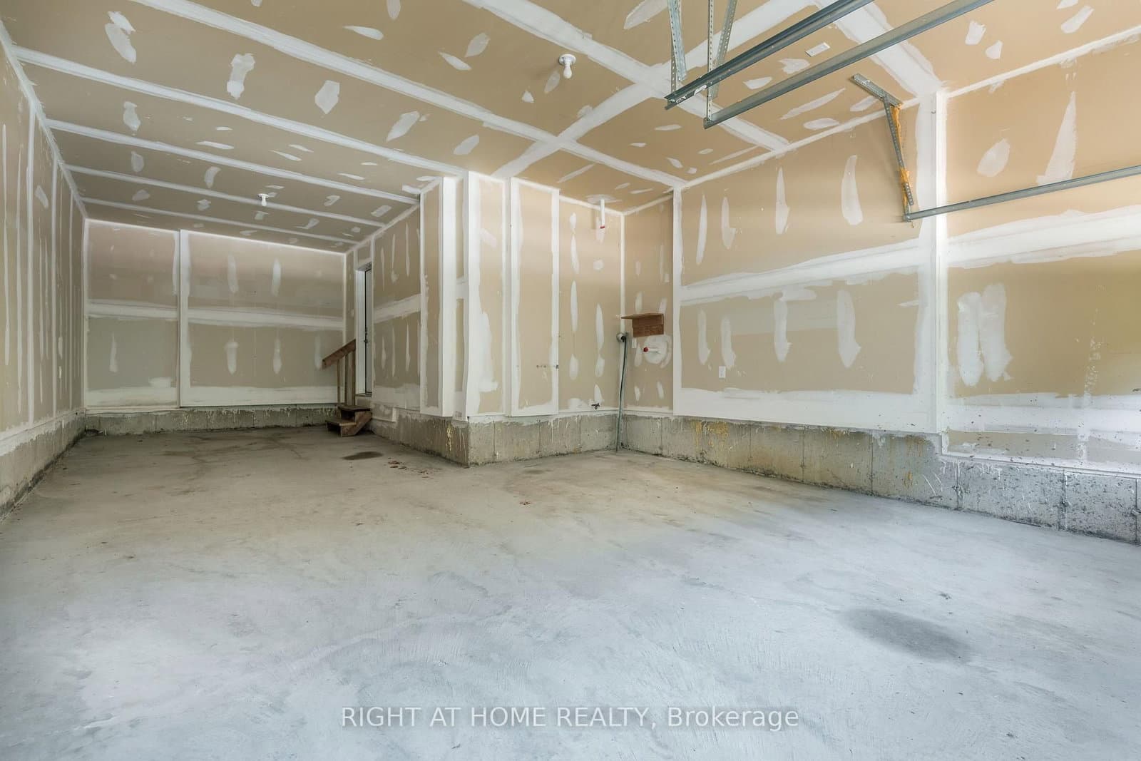 8 Monarch Drive thumbnail 19
