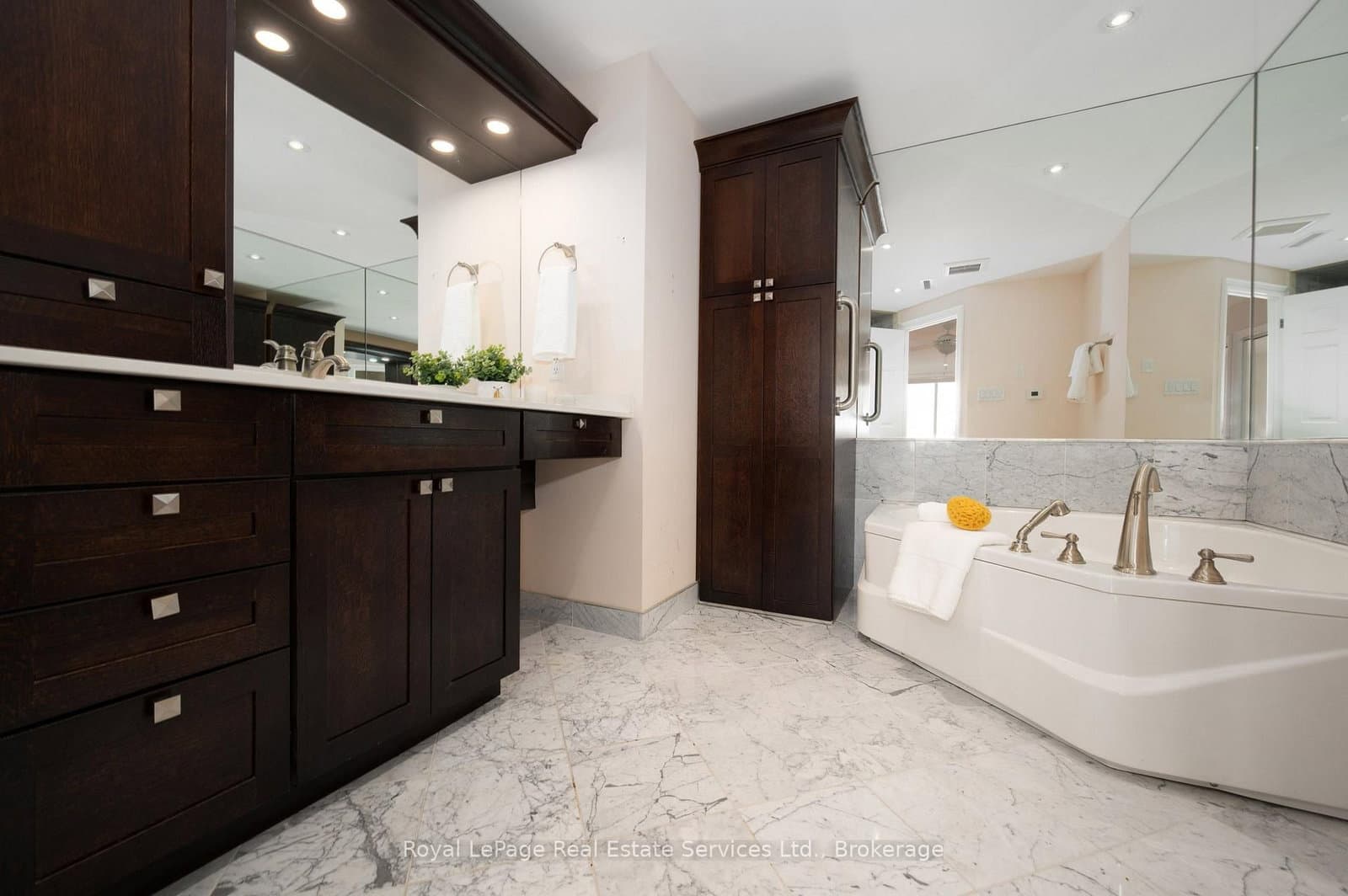 100 Lakeshore Road E, Unit 1105 thumbnail 19