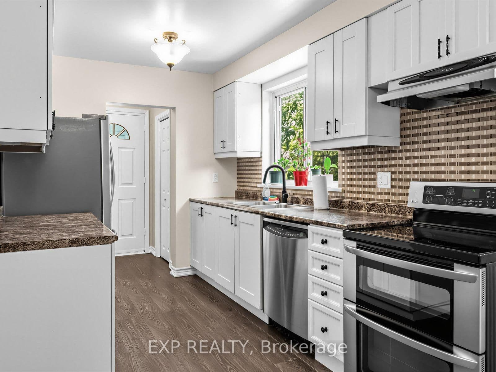 1586 Sandgate Crescent thumbnail 14