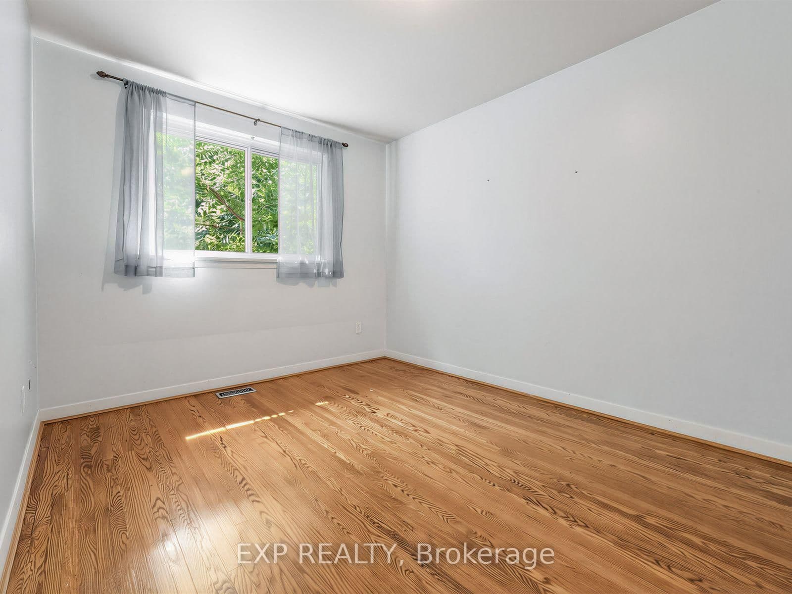 1586 Sandgate Crescent thumbnail 17