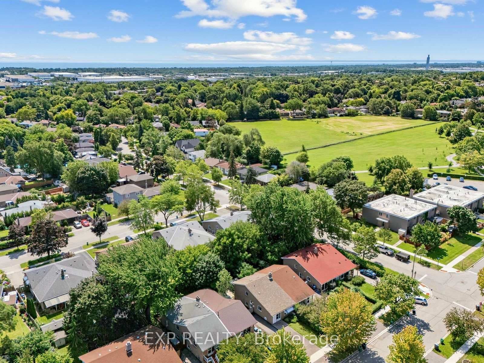 1586 Sandgate Crescent thumbnail 2