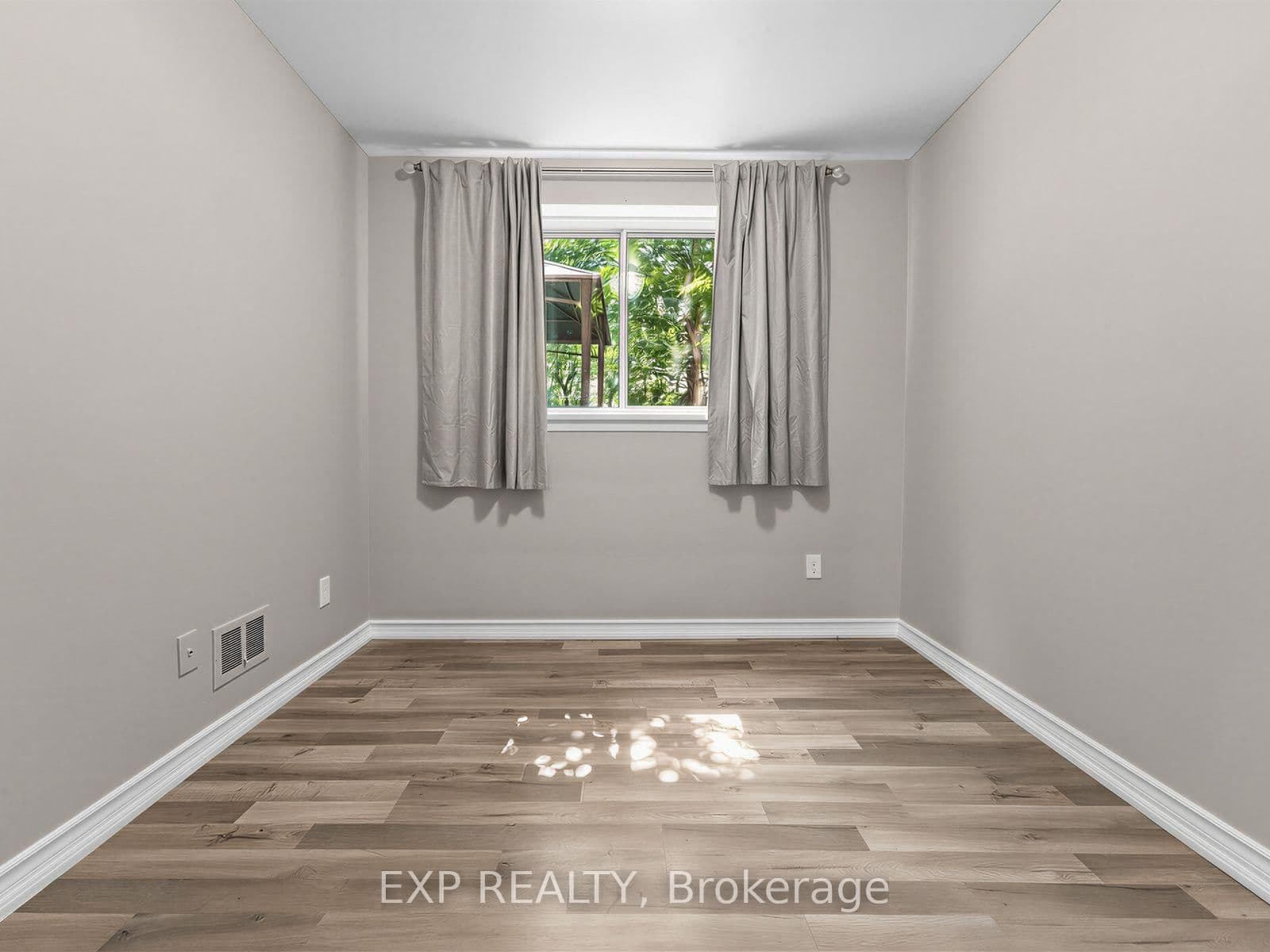 1586 Sandgate Crescent thumbnail 22