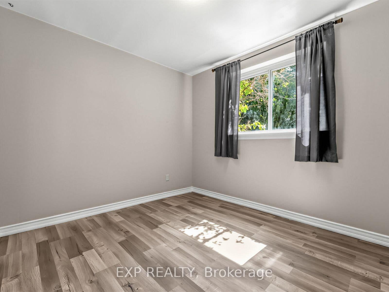 1586 Sandgate Crescent thumbnail 24