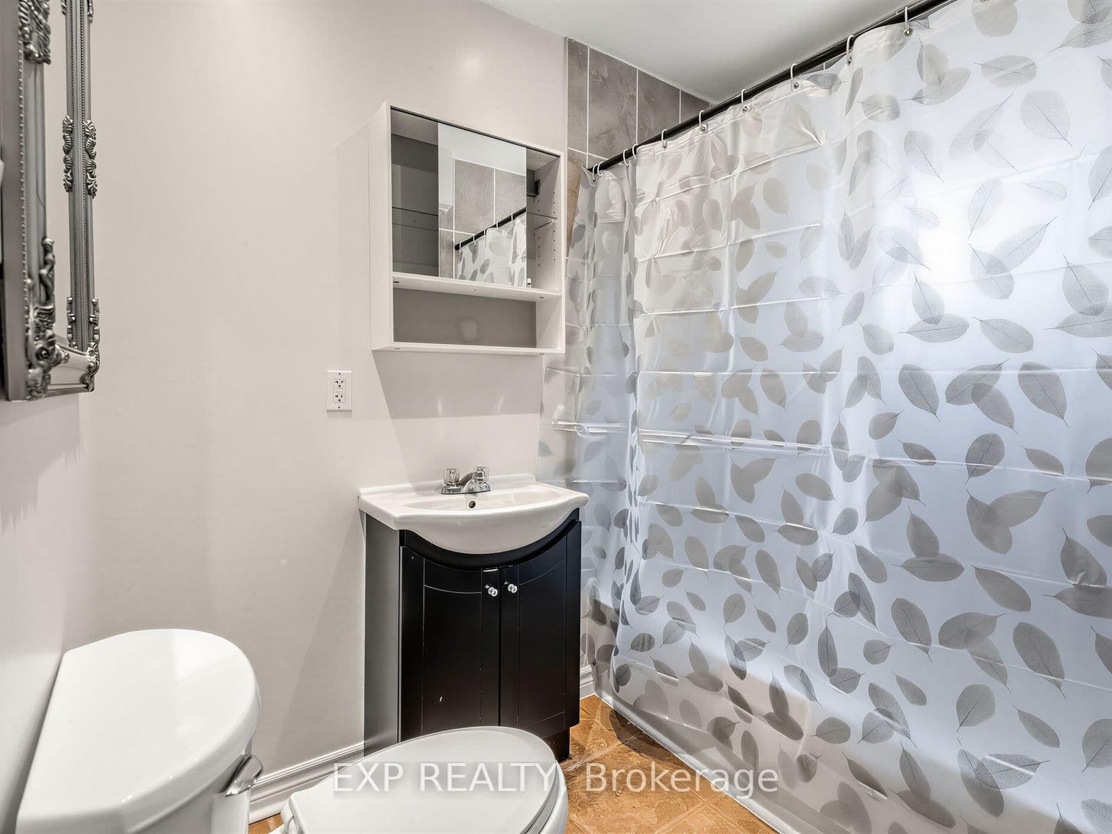 1586 Sandgate Crescent thumbnail 25