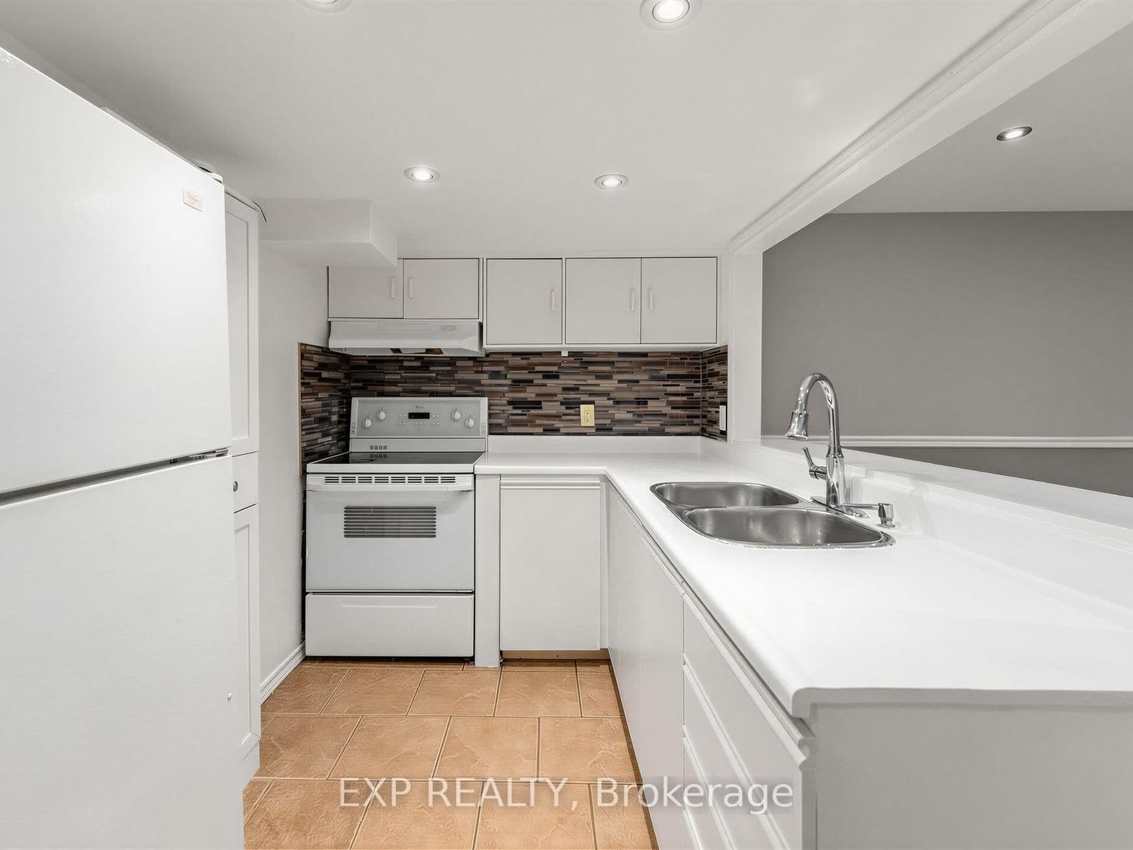 1586 Sandgate Crescent thumbnail 27