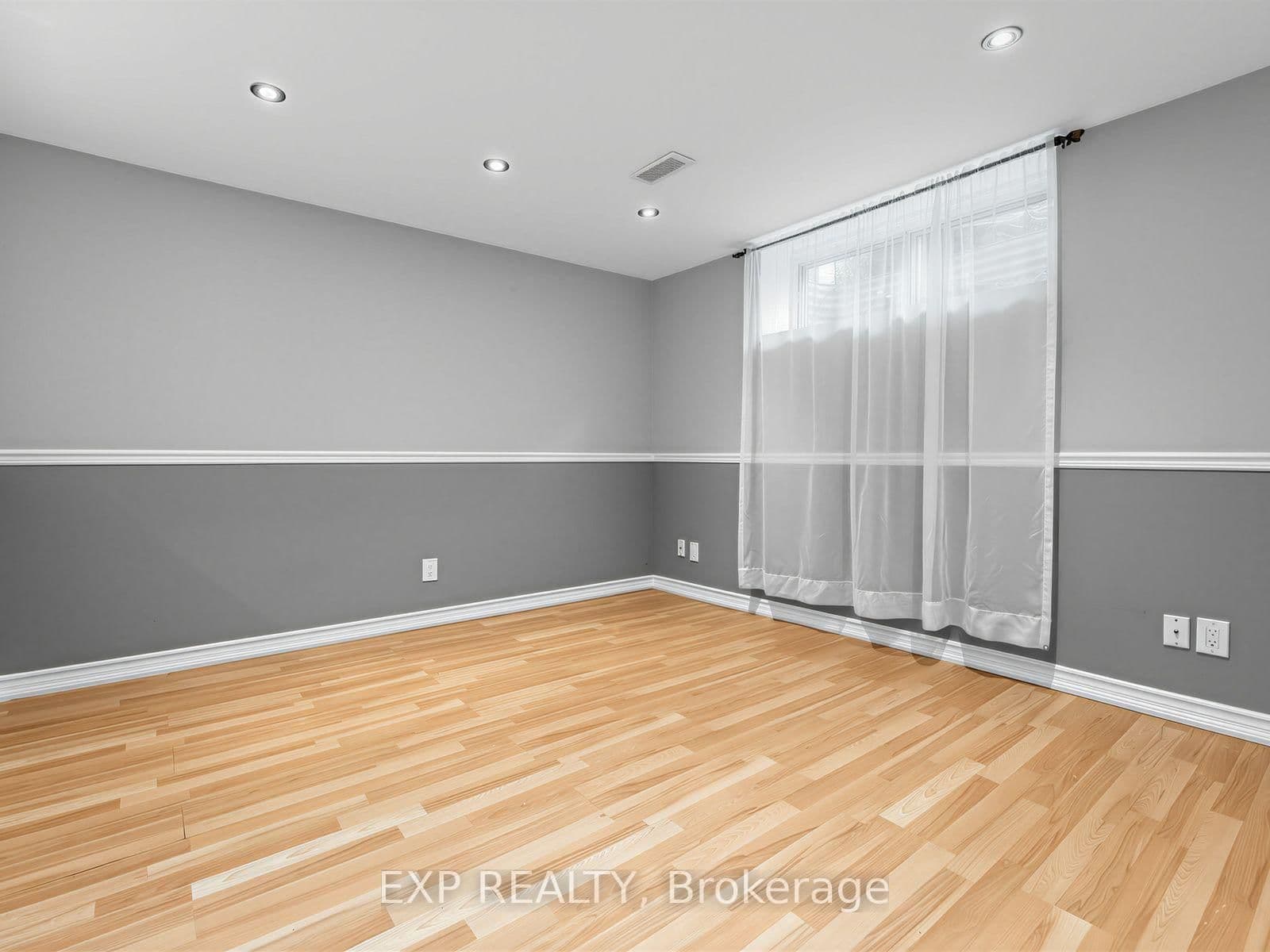 1586 Sandgate Crescent thumbnail 29