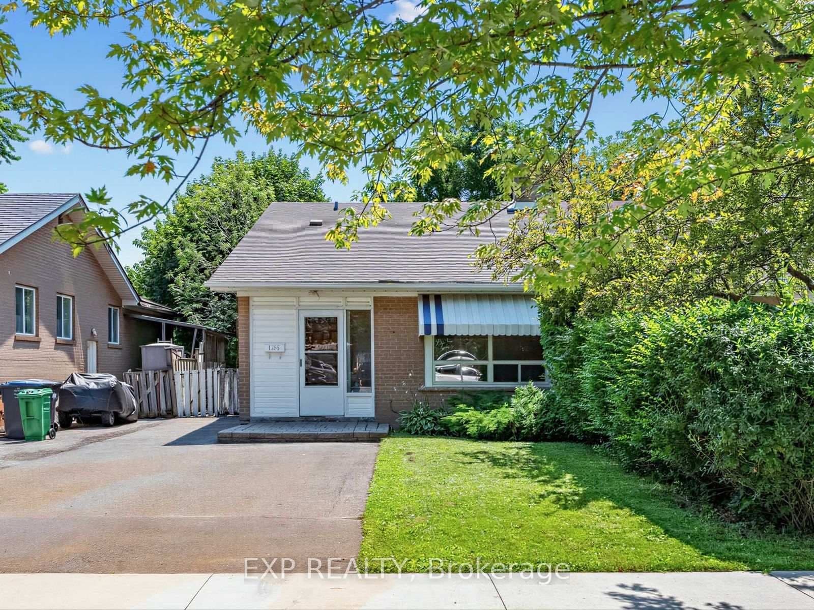 1586 Sandgate Crescent thumbnail 3