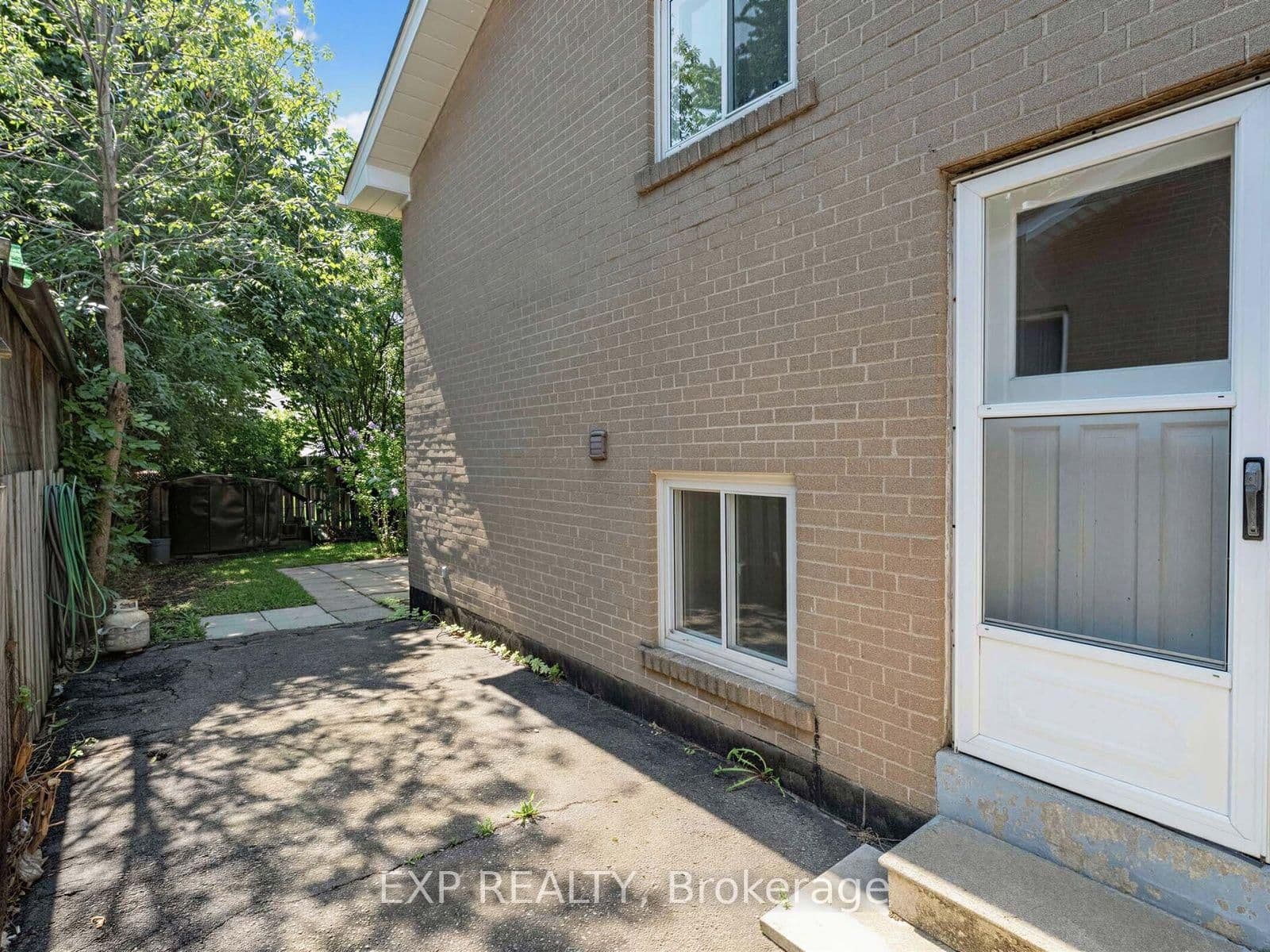 1586 Sandgate Crescent thumbnail 32