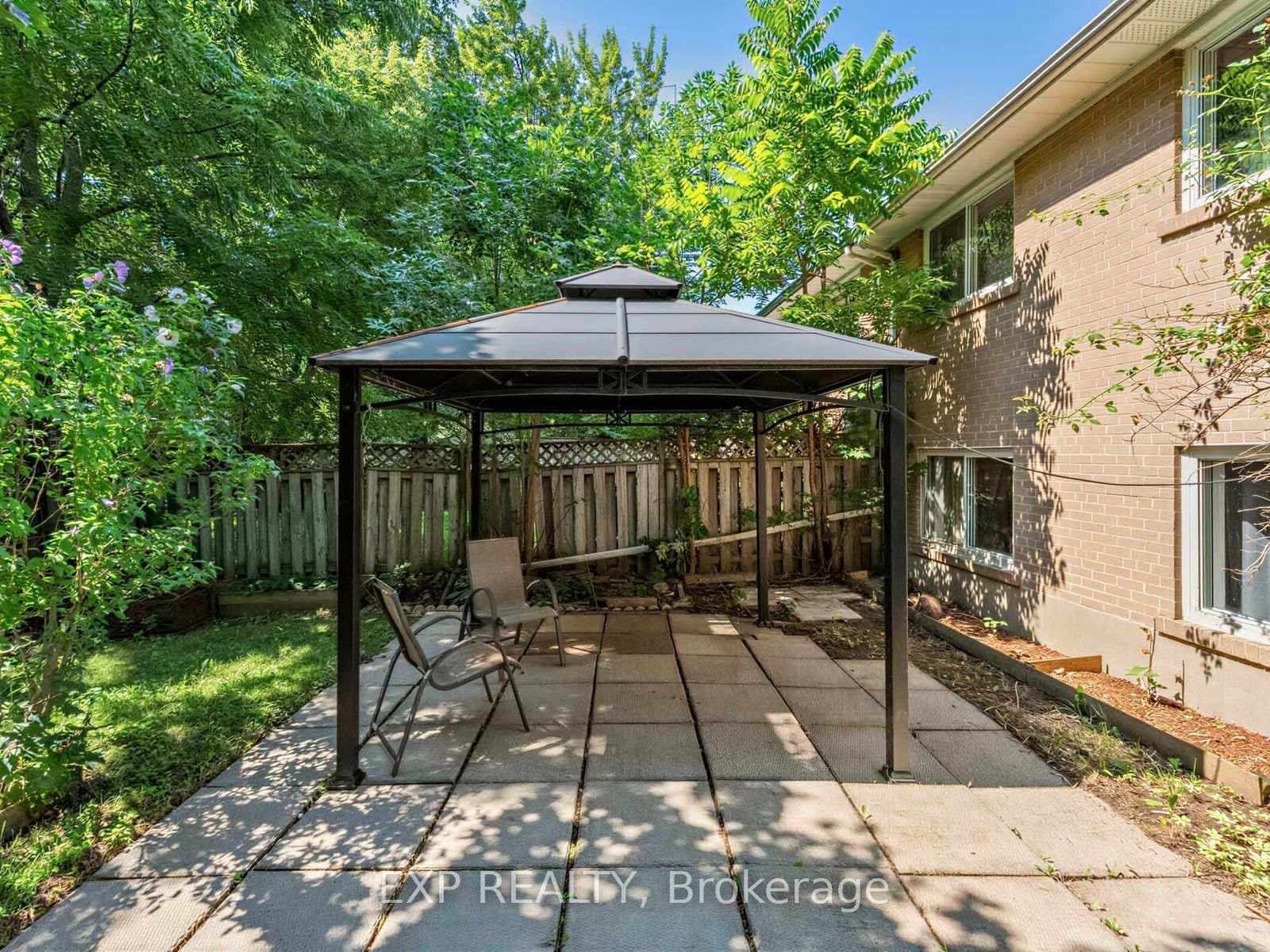 1586 Sandgate Crescent thumbnail 34